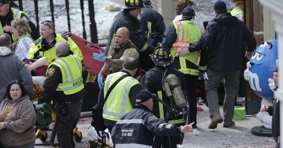 15.abr.2013 - Bombeiros e médicos prestam atendimento a feridos após explosão durante a Maratona de Boston - AP Photo/Charles Krupa