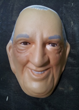 A máscara foi elaborada a partir de uma escultura de argila feita com base em fotos e imagens de TV do papa - Divulgação