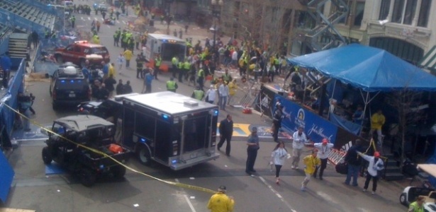 Explosões na chegada da maratona de Boston deixaram atletas e expectadores feridos, nesta segunda (15)
