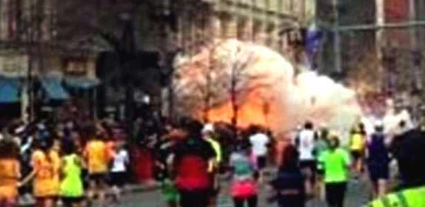 Duas explosões ocorridas perto da linha de chegada na Maratona de Boston deixam feridos  - AP Photo/WBZTV