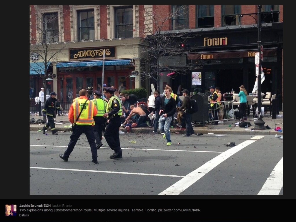 15.abr.2013 - Espectadores são socorridos após explosões na maratona de Boston, nos Estados Unidos - Reprodução/Twitter