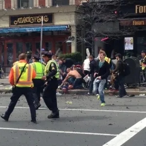 15.abr.2013 - Espectadores são socorridos após explosões na maratona de Boston, nos Estados Unidos - Reprodução/Twitter