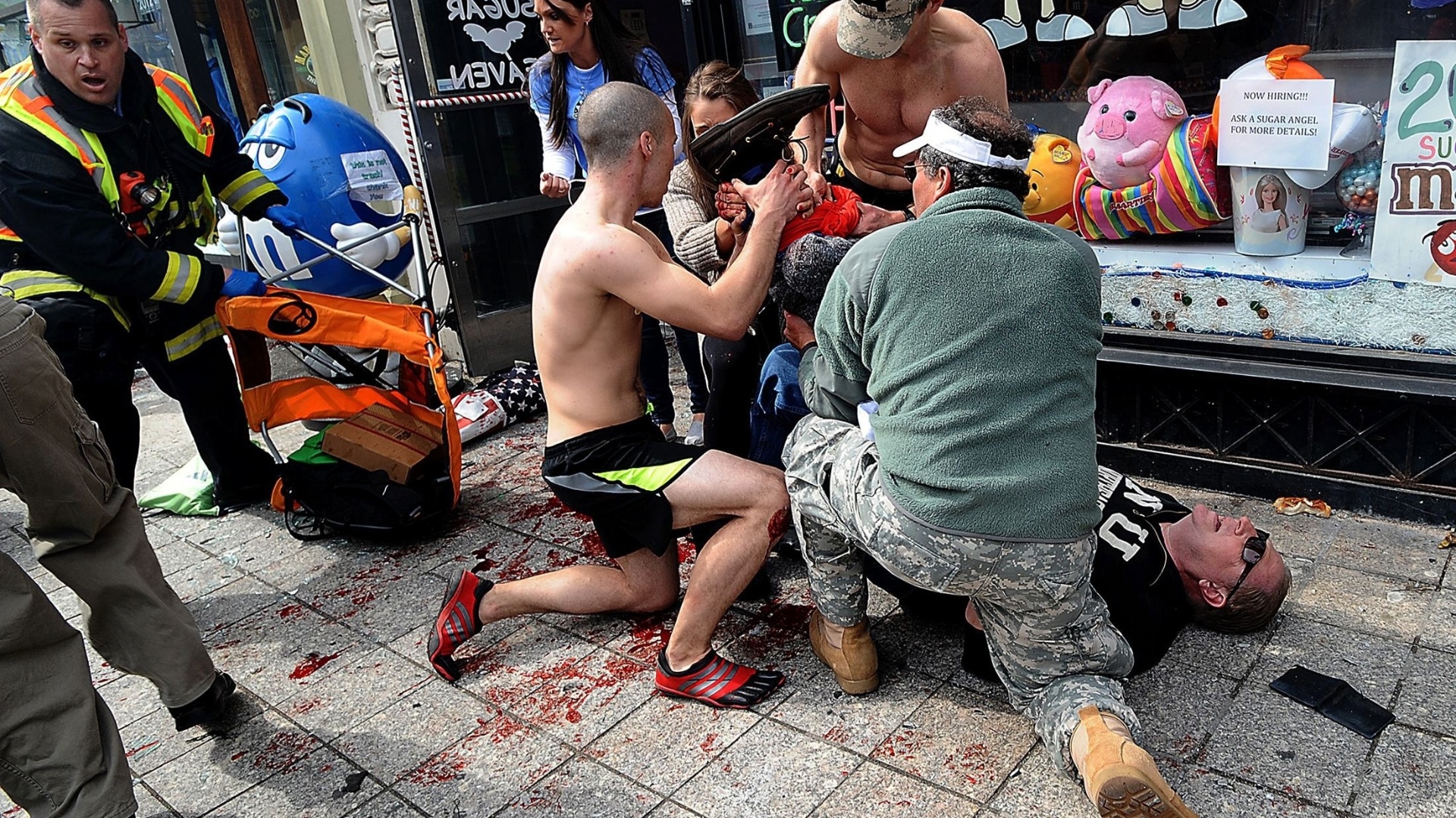 15.abr.2013 - Homens tentam ajudar ferido nos ataques ocorridos durante a Maratona de Boston, no Estados Unidos - Ken McGagh/Reuters/MetroWest Daily News
