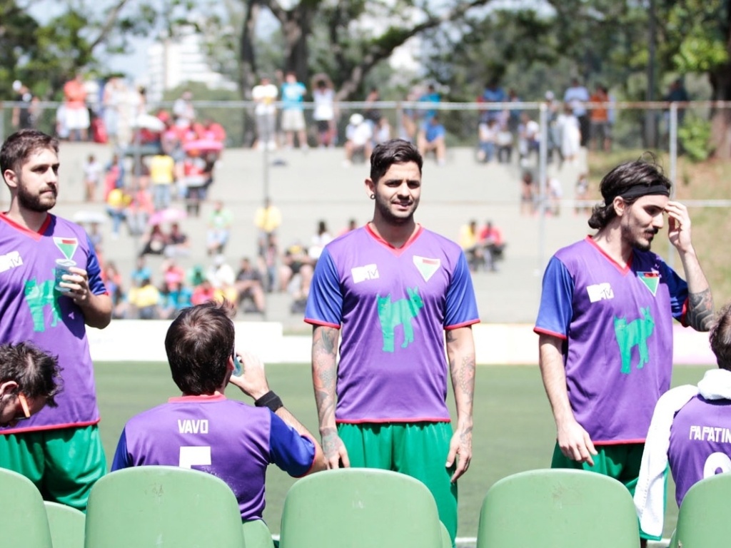 15.abr.2013 - Integrantes do Fresno participam da gravação do primeiro dia do Rockgol, programa da MTV em que vários artistas jogam futebol, no São Paulo Athletic Club, em São Paulo. - Foto Rio News