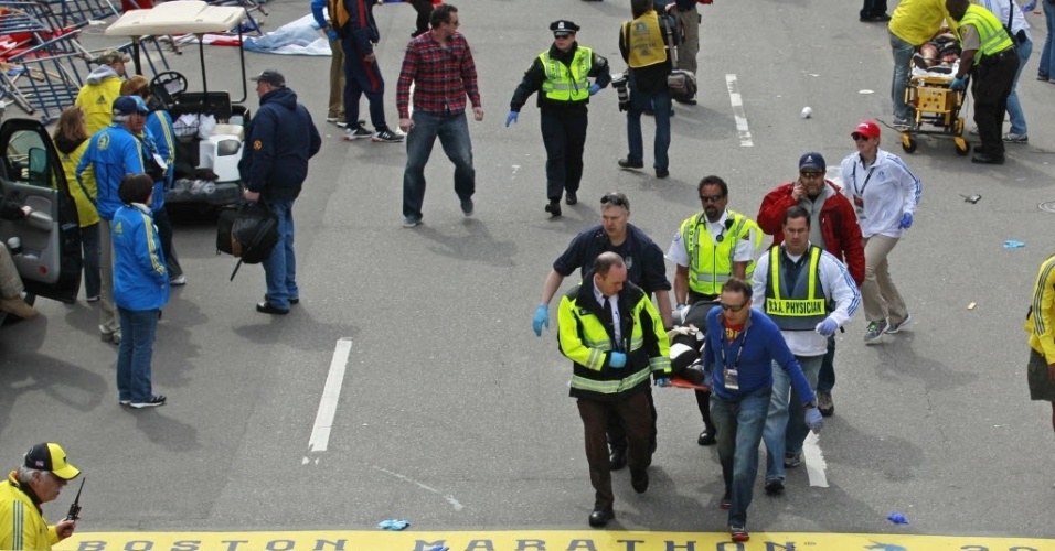 15.abr.2013 - Médicos prestam socorro a ferido após explosão ocorrida na Maratona de Boston - AP Photo/Charles Krupa