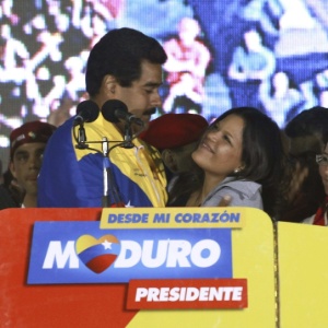 Em foto de abril de 2013, Nicolás Maduro abraça Mara Gabriela, filha de Hugo Chávez, durante pronunciamento no palácio de Miraflores, em Caracas - Prensa Miraflores/EFE