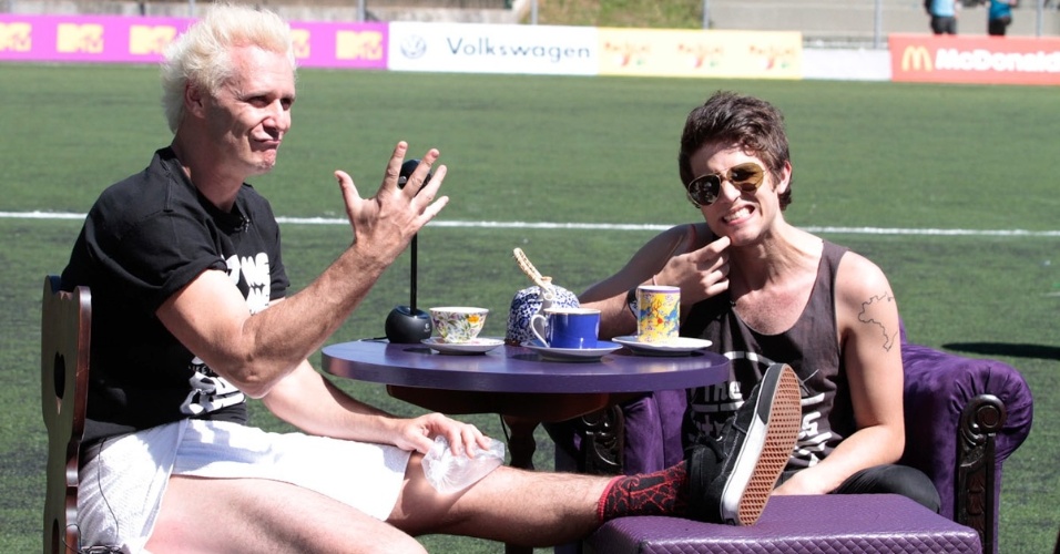 15.abr.2013 - Supla e Chay Suede participam da gravação do primeiro dia do Rockgol, programa da MTV em que vários artistas jogam futebol, no São Paulo Athletic Club, em São Paulo. - Foto Rio News