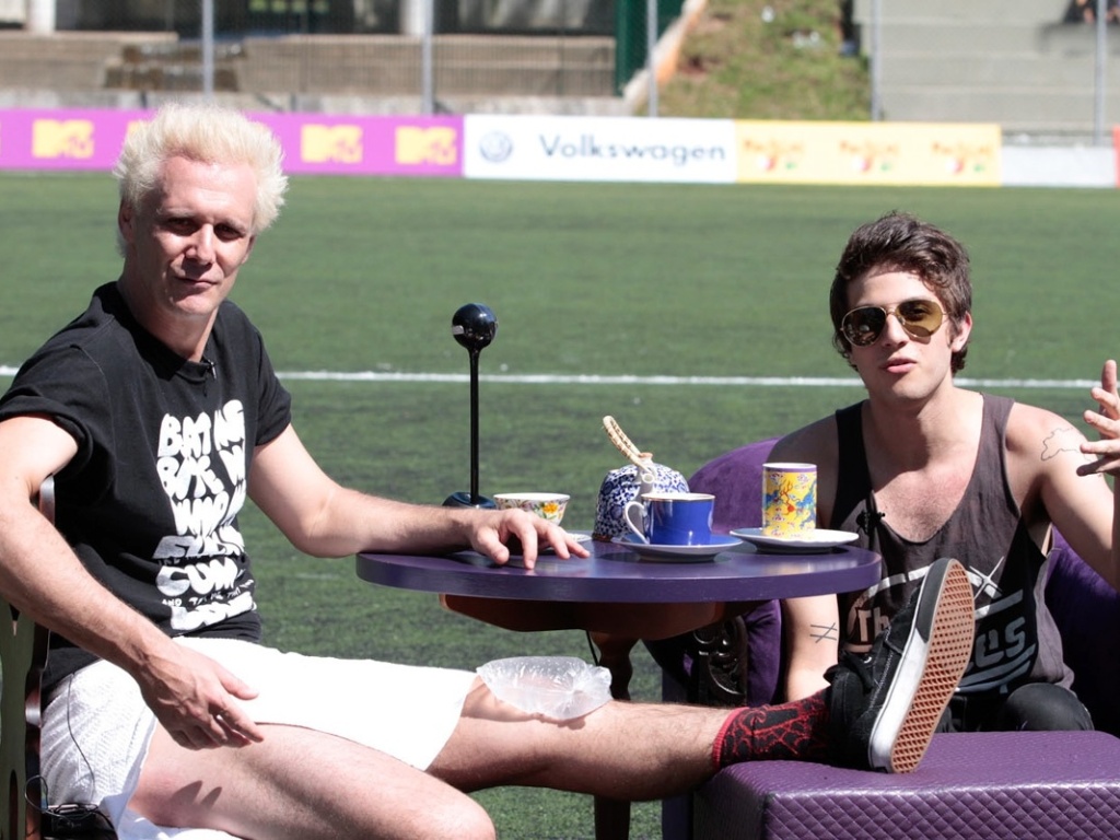 15.abr.2013 - Supla e Chay Suede participam da gravação do primeiro dia do Rockgol, programa da MTV em que vários artistas jogam futebol, no São Paulo Athletic Club, em São Paulo. - Foto Rio News