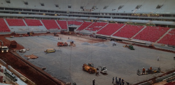 Visão interna da obra do Estádio Nacional Mané Garrincha; faltam cadeiras, telões, placar e gramado