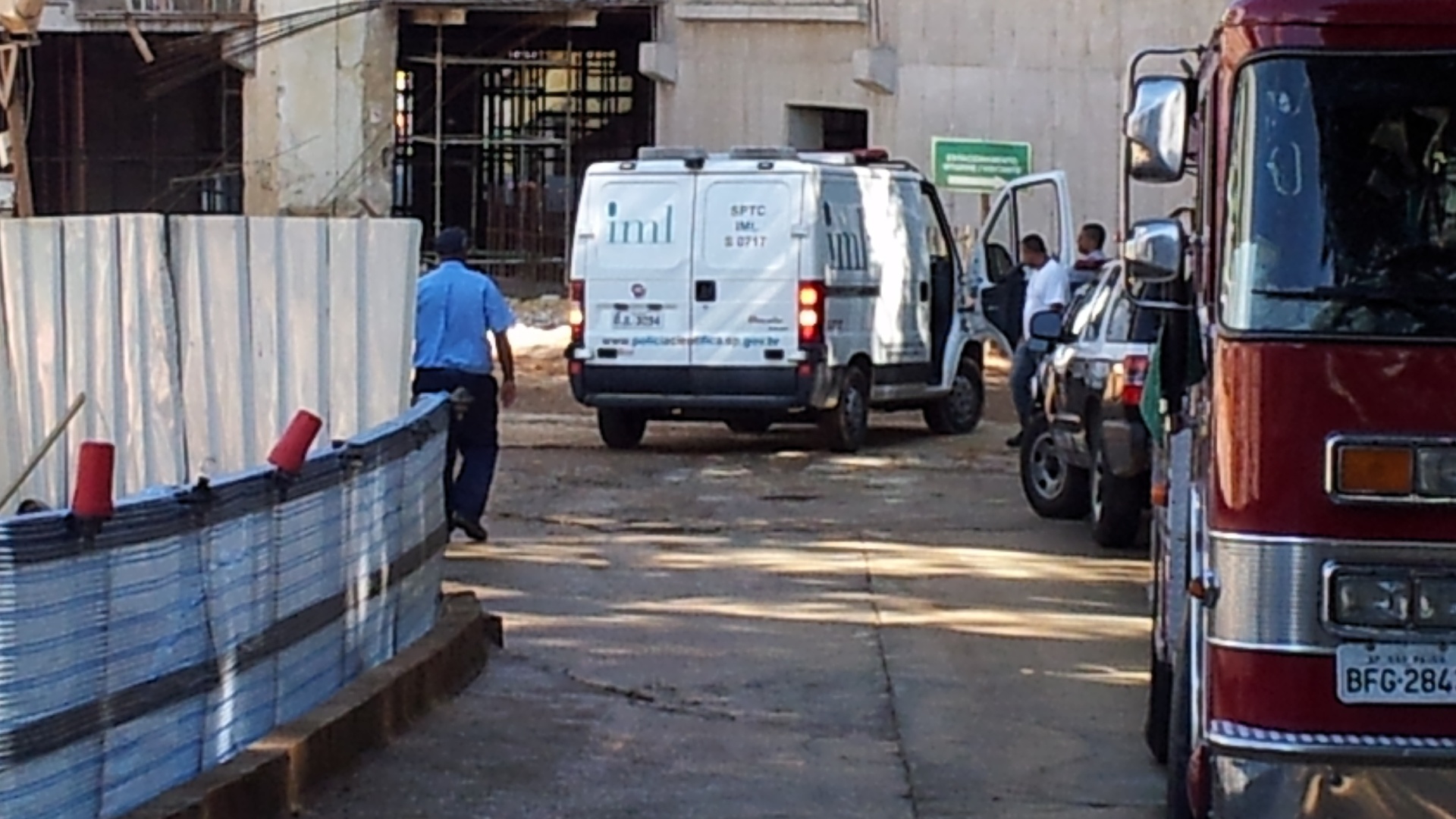 15;abril.2013 - Carro do IML chega à Arena Palestra para remover corpo de operário - Mauricio Duarte/UOL