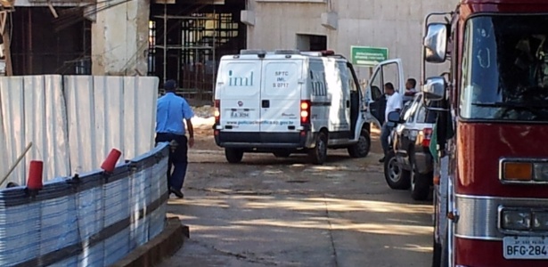 Carro do IML chega à Arena Palestra para remover corpo de operário - Mauricio Duarte/UOL