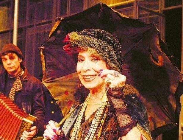 27.12.2006: Cleyde Yáconis durante a peça "A Louca de Chaillot", com direção de Rui Cortez, no teatro Sesc Santana, em São Paulo - Lenise Pinheiro/Folhapress