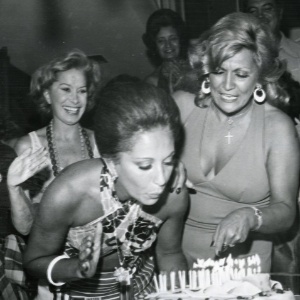 A atriz Ceyde Yáconis (segunda, da esquerda para a direita) bate palmas durante o aniversário de Lolita Rodrigues em 1975. Ao lado, a apresentadora Hebe Camargo - Folhapress