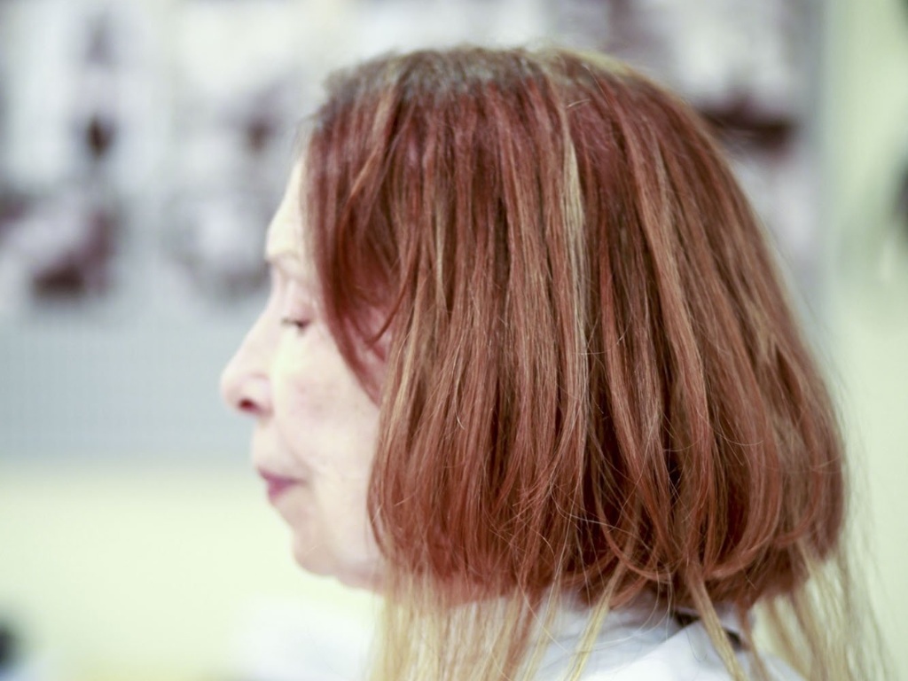 A atriz Cleyde Yáconis coloca megahai no salão Scenario, em São Paulo, no ano de 2009 - Patricia Stavis/Folhapress