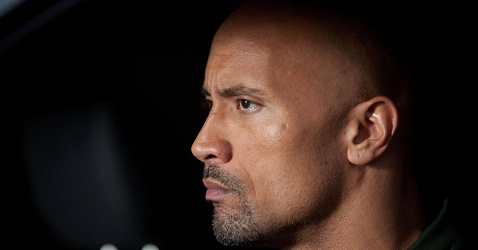 Cena do filme "O Acordo", estrelado por Dwayne Johnson (The Rock) e Susan Sarandon. O longa acompanha um pai que lamenta a prisão por filho por envolvimento com drogas. Para reduzir a sentença de dez anos, o pai concorda em se infiltrar em um cartel de narcotraficantes. O roteiro é baseado na história real de James Settembrino, que teve seu caso revelado no programa "Frontline", da TV PBS - Divulgação / Playarte