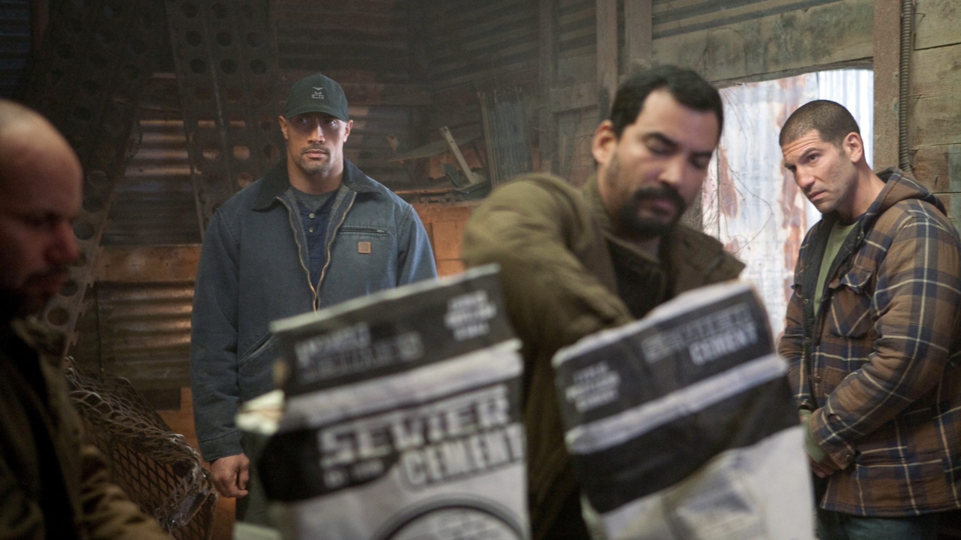 Cena do filme "O Acordo", estrelado por Dwayne Johnson (The Rock) e Susan Sarandon. O longa acompanha um pai que lamenta a prisão por filho por envolvimento com drogas. Para reduzir a sentença de dez anos, o pai concorda em se infiltrar em um cartel de narcotraficantes. O roteiro é baseado na história real de James Settembrino, que teve seu caso revelado no programa "Frontline", da TV PBS - Divulgação / Playarte