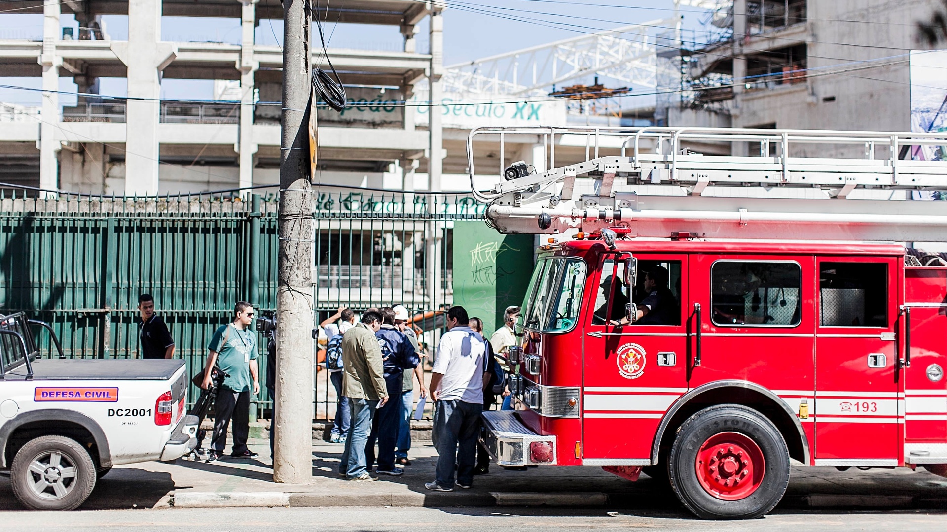 15.abril.2013 - Corpo de bombeiros chega na Arena Palestra, que viu parte de sua arquibancada desabar - Leonardo Soares/UOL