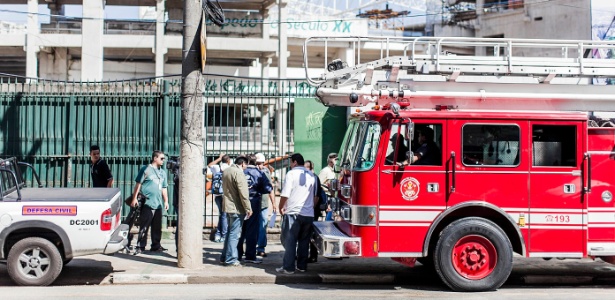Corpo de bombeiros chega na Arena, que viu parte de sua arquibancada desabar - Leonardo Soares/UOL