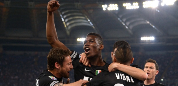 Jogadores da Juventus comemoram gol contra a Lazio pelo Campeonato Italiano - AFP PHOTO / ALBERTO PIZZOLI