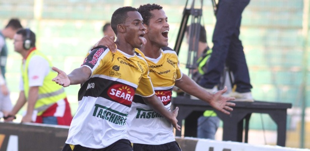 Jogadores do Criciúma comemoram gol em vitória sobre o Figueirense