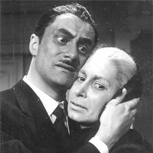 O ator Paulo Autran com Cleide Yáconis em cena de "Assim É (Se lhe Parece)", de Pirandello, na década de 50 - Divulgação