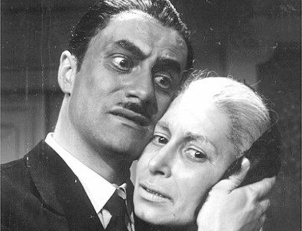 O ator Paulo Autran com Cleide Yáconis em cena de "Assim É (Se lhe Parece)", de Pirandello, na década de 50 - Divulgação