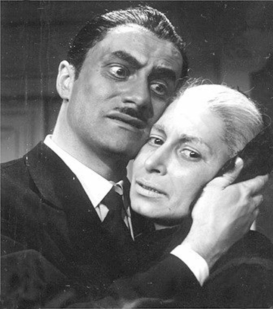 O ator Paulo Autran com Cleide Yáconis em cena de "Assim É (Se lhe Parece)", de Pirandello, na década de 50 - Divulgação