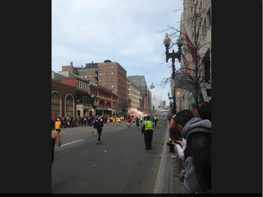 Tumulto após explosão na Maratona de Boston, nos Estados Unidos - Reprodução/Twitter Boston_to_a_T