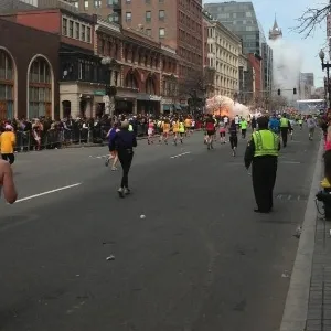 Tumulto após explosão na Maratona de Boston, nos Estados Unidos - Reprodução/Twitter Boston_to_a_T