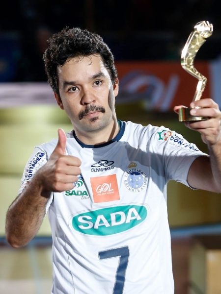 William Arjona, levantador do Sada Cruzeiro, mostra o prêmio de melhor da posição na Superliga 2012/2013 - Rudy Trindade/VIPCOMM