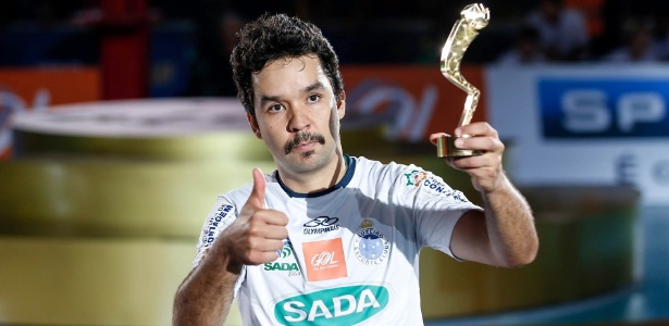 William Arjona, levantador do Cruzeiro, mostra o prêmio de melhor da posição na Superliga - Rudy Trindade/VIPCOMM