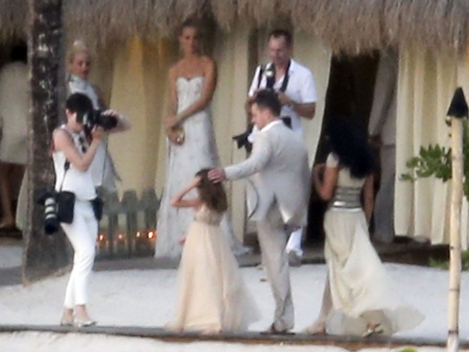13.abril.2013 - Matt Damon e a mulher renovam os votos ao lado da família e amigos, em Saint Lucia