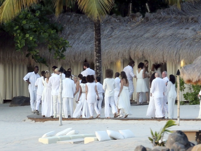 13.abril.2013 - Matt Damon e a mulher renovam os votos ao lado da família e amigos, em Saint Lucia