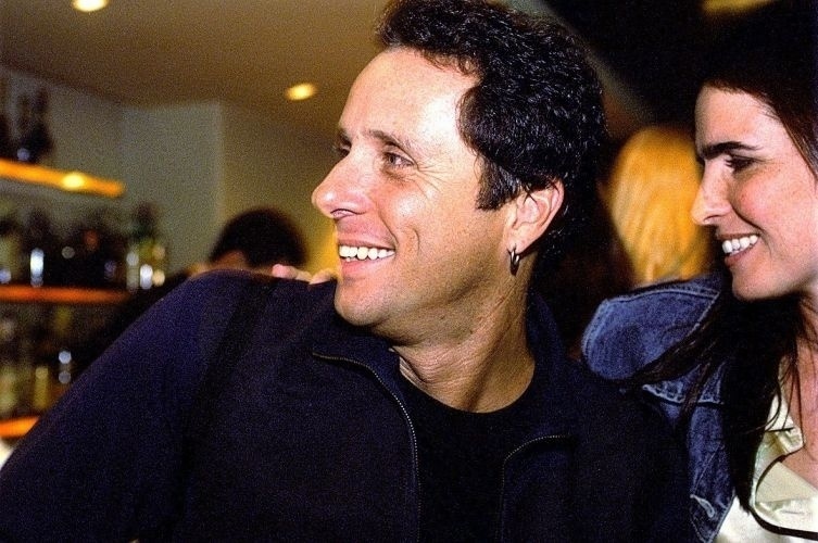 14.nov.2001 - Malu Mader e o marido, o músico e escritor Tony Bellotto, durante apresentação dele no Baretto, em São Paulo