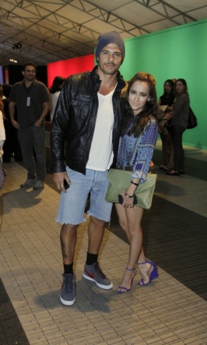 16.abr.2013 - A atriz Maytê Piragibe e o marido, Marlos Cruz, comparecem ao Fashion Rio