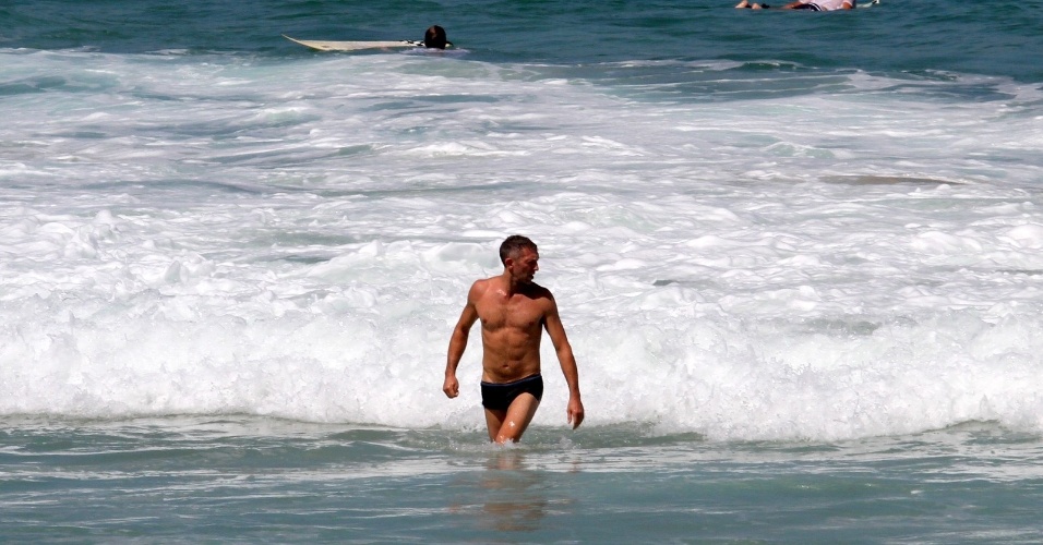 16.abr.2013 - Ator francês Vincent Cassel toma banho de mar na praia do Arpoador