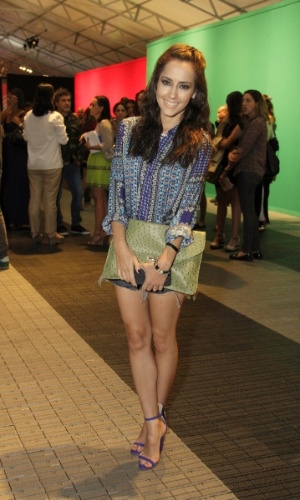 16.abr.2013 - Com as pernas de fora, a atriz Maytê Piragibe prestigia os desfiles do Fashion Rio