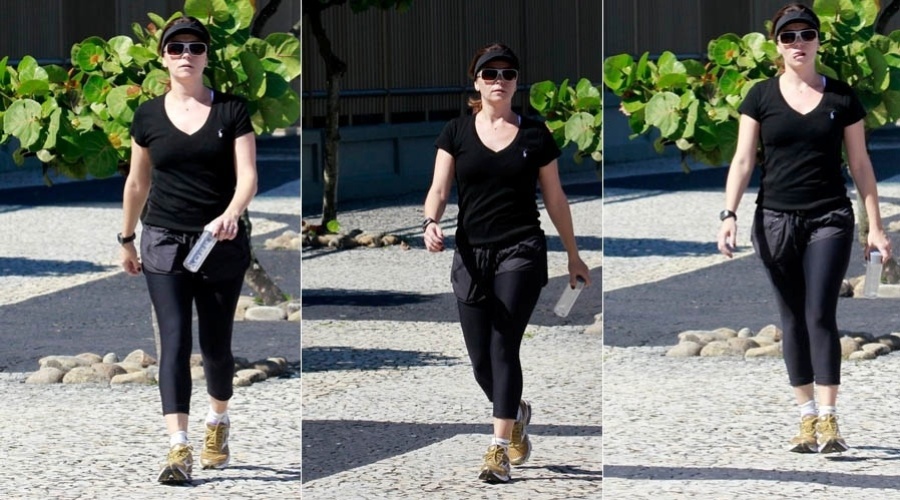 16.abr.2013 - Com roupa de ginástica, Giovanna Antonelli caminha na zona oeste do Rio