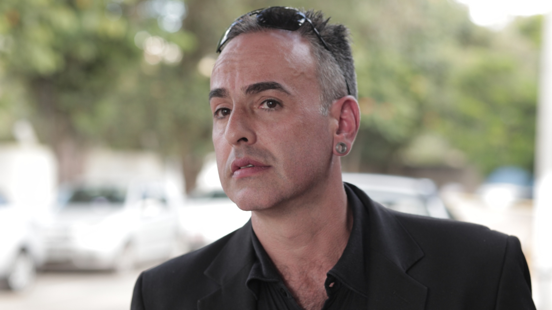 16.abr.2013 - Guilherme Becker, sobrinho-neto de Cleyde Yáconis, no velório da atriz em Cajamar - Fabiano Cerchiari/UOL