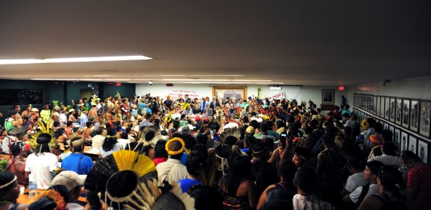 Índios forçaram encerramento de sessão na Câmara dos Deputados, em Brasília, na terça-feira - Zeca Ribeiro/Agência Câmara