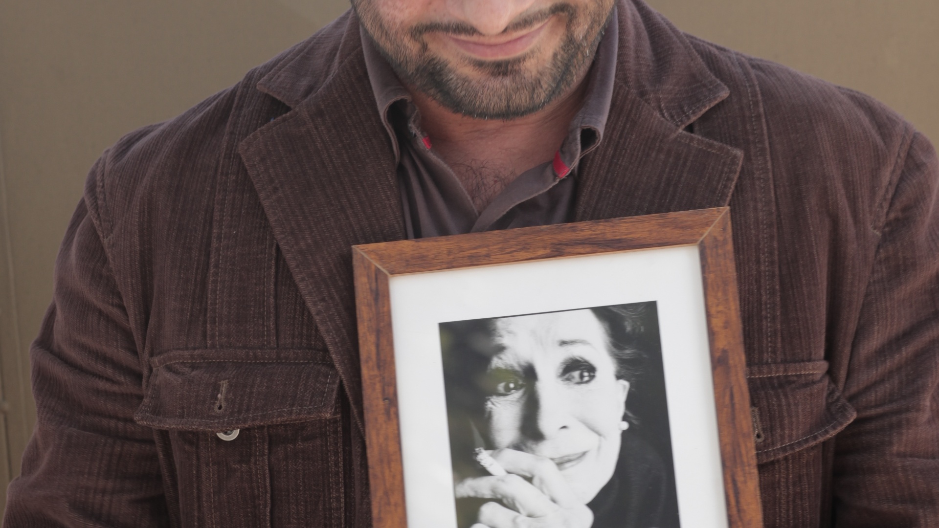 16.abr.2013 - Ivano Lima, amigo de Guilherme Becker, segura porta-retrato com foto de Cleyde Yáconis durante o velório da atriz nesta terça-feira em Cajamar - Fabiano Cerchiari/UOL