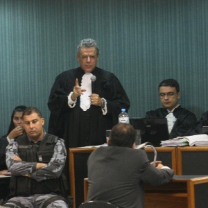 Ettore (de costas) afirmou em juízo que o réu Carlos Adílio participou, antes de sua prisão, de uma reunião na qual já havia sido tomada a decisão de matar Patrícia Acioli - Zulmair Rocha/UOL