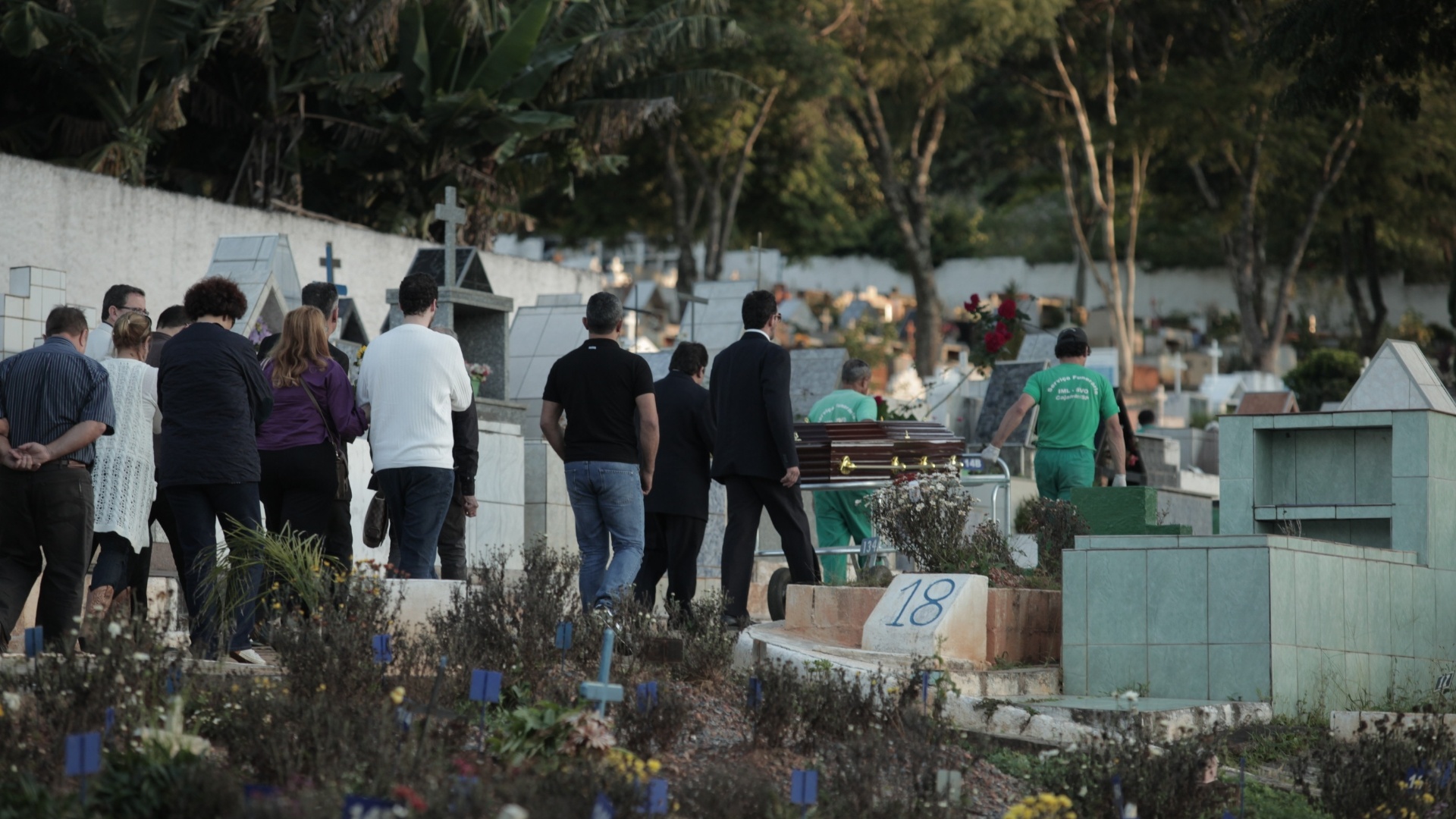 16.abr.2013 - O enterro da atriz Cleyde Yáconis, em Cajamar (SP), é realizado de forma fechada, apenas para amigos e parentes - Fabiano Cerchiari/UOL