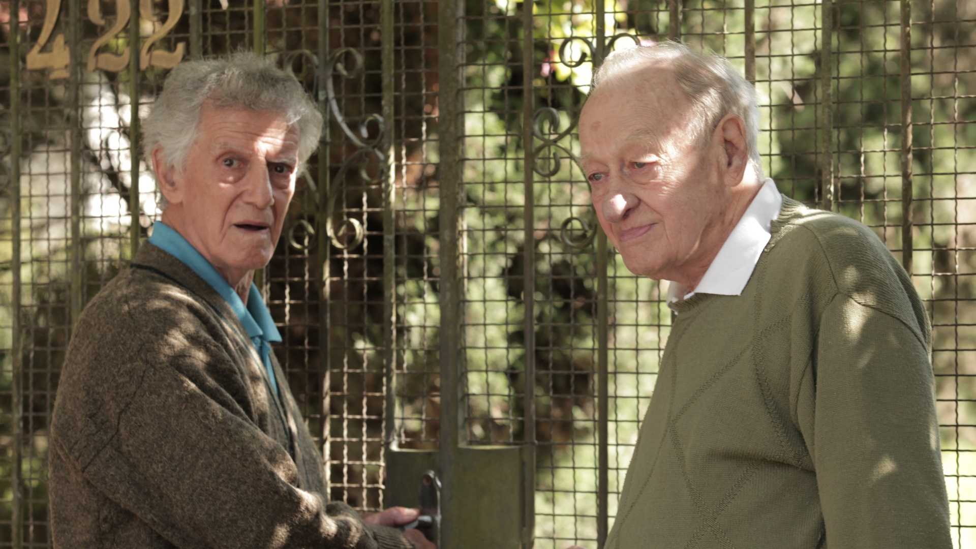 16.abr.2013 - Os artistas Odilon Nogueira e Armando Paschoal, vizinhos de Cleyde Yáconis, estiveram na casa da atriz, em Cajamar (SP), para se despedir. Armando (D) saiu do local chorando e muito abalado - Fabiano Cerchiari/UOL
