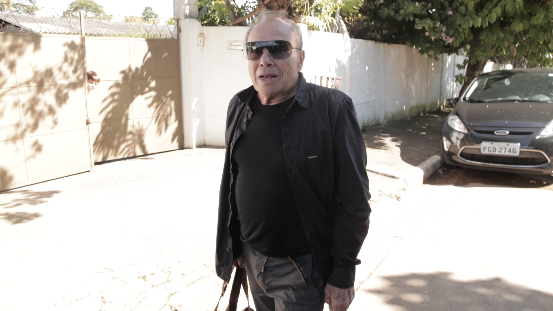 16.abr.2013 - Stênio Garcia chega ao velório da atriz Cleyde Yáconis, com quem foi casado por 11 anos - Fabiano Cerchiari/UOL