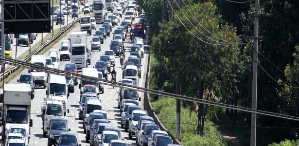 Trânsito intenso na marginal Pinheiros, sentido Interlagos, na região da ponte do Jaguaré, na terça-feira (16) - Felipe Andrei/Futura Press