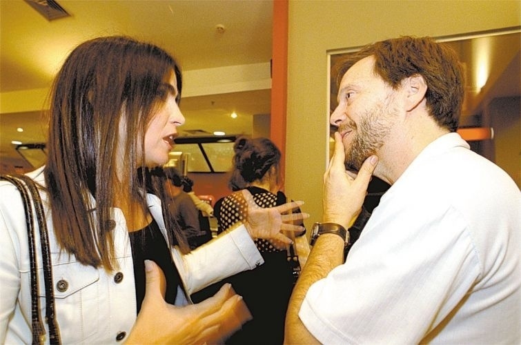 21.ago.2002 - Malu Mader conversa com o diretor Fernando Meirelles na pré-estréia do filme "Cidade de Deus", em São Paulo