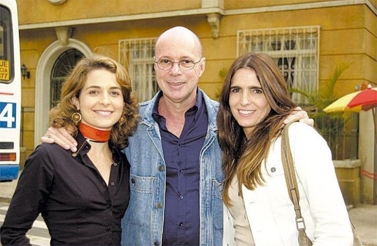 23.jun.2004 - Gilberto Braga, autor de "Celebridade", posa para foto com as atrizes Cláudia Abreu e Malu Mader, no Projac, zona oeste do Rio