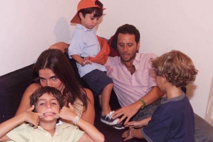 26.fev.2001 - Malu Mader, o marido - o músico e escritor Tony Bellotto - e os filhos no camarote de Flora e Gilberto Gil no Carnaval de Salvador, Bahia