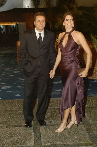 27.abr.2005 - Malu Mader e o marido, o músico Tony Belotto, chegam para a festa de comemoração dos 40 anos da Rede Globo, no Claro Hall da Barra da Tijuca, na zona oeste carioca